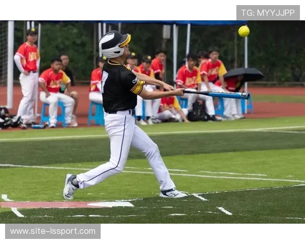 宁波工程学院田径场上的垒球对决，展现运动热血