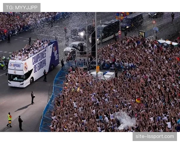 特写:欧冠转播车内,导播在数十路AI辅助推荐镜头中做出切换决策 特写:欧冠转播车内,导播在数十路AI辅助推荐镜头中做出切换决策